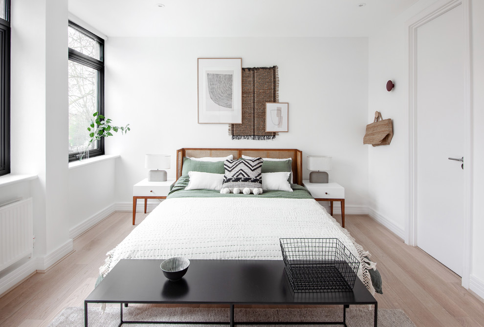 Идея дизайна: спальня в скандинавском стиле с белыми стенами, светлым паркетным полом и бежевым полом