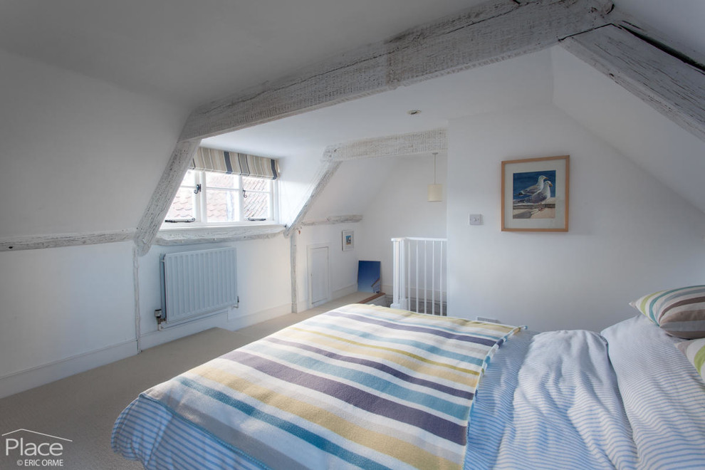 Foto de dormitorio principal clásico de tamaño medio con paredes blancas y moqueta