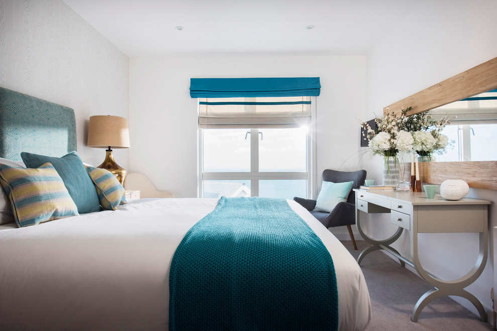 コーンウォールにあるビーチスタイルのおしゃれな客用寝室 (白い壁、カーペット敷き) のインテリア