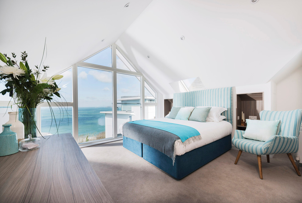 Maritimes Hauptschlafzimmer mit weißer Wandfarbe und Teppichboden in Cornwall