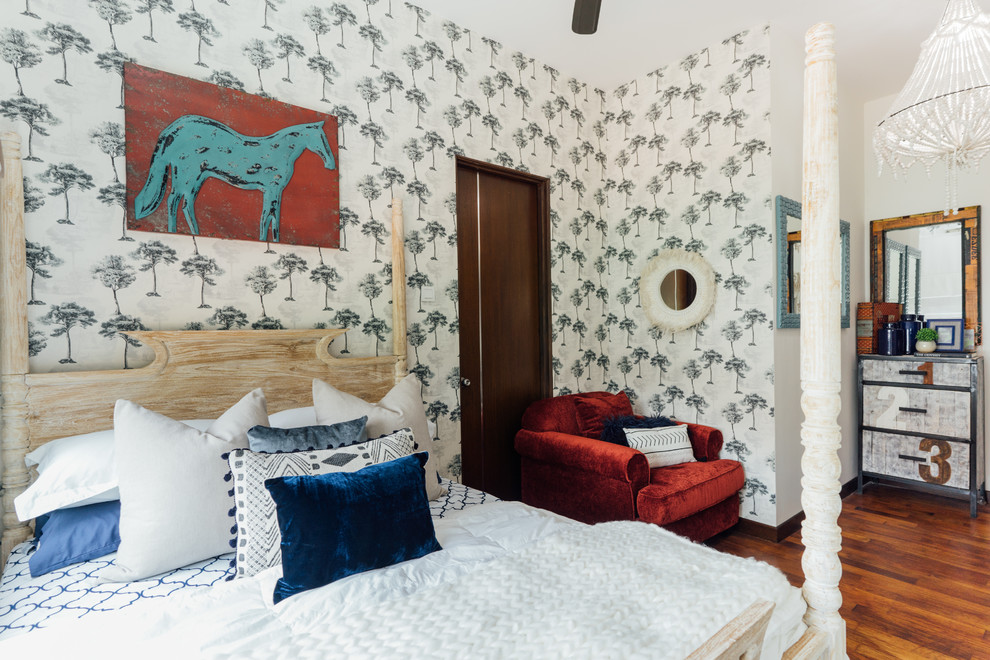 Идея дизайна: спальня в стиле фьюжн с разноцветными стенами, паркетным полом среднего тона и коричневым полом