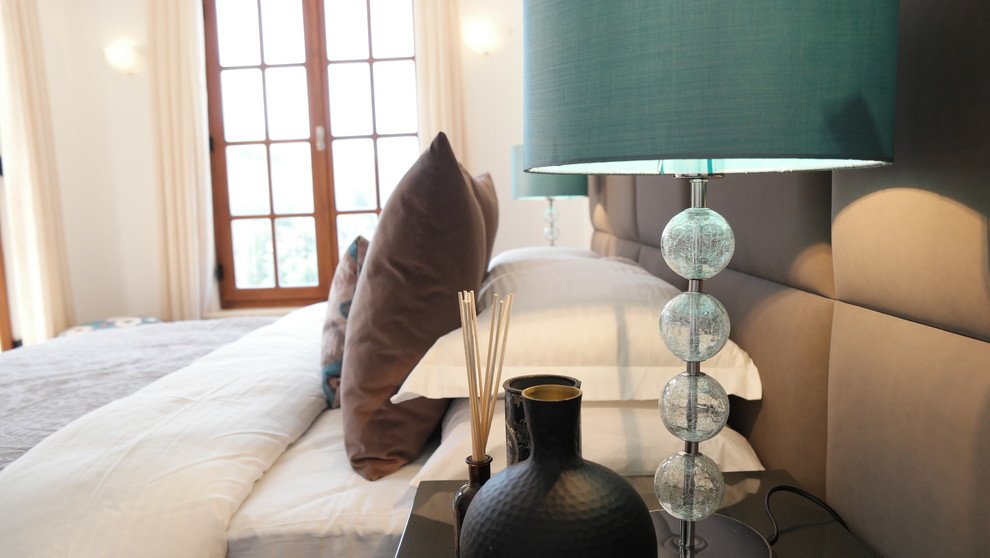 Ejemplo de habitación de invitados exótica de tamaño medio con paredes marrones y moqueta