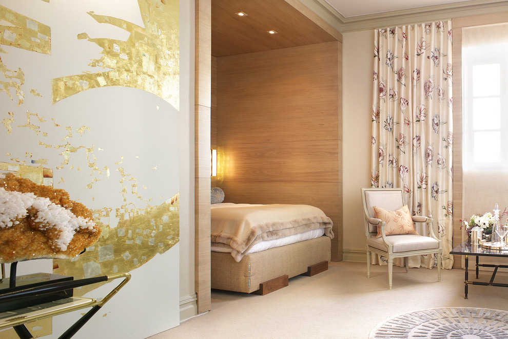 Esempio di una camera da letto classica di medie dimensioni con pareti beige e moquette