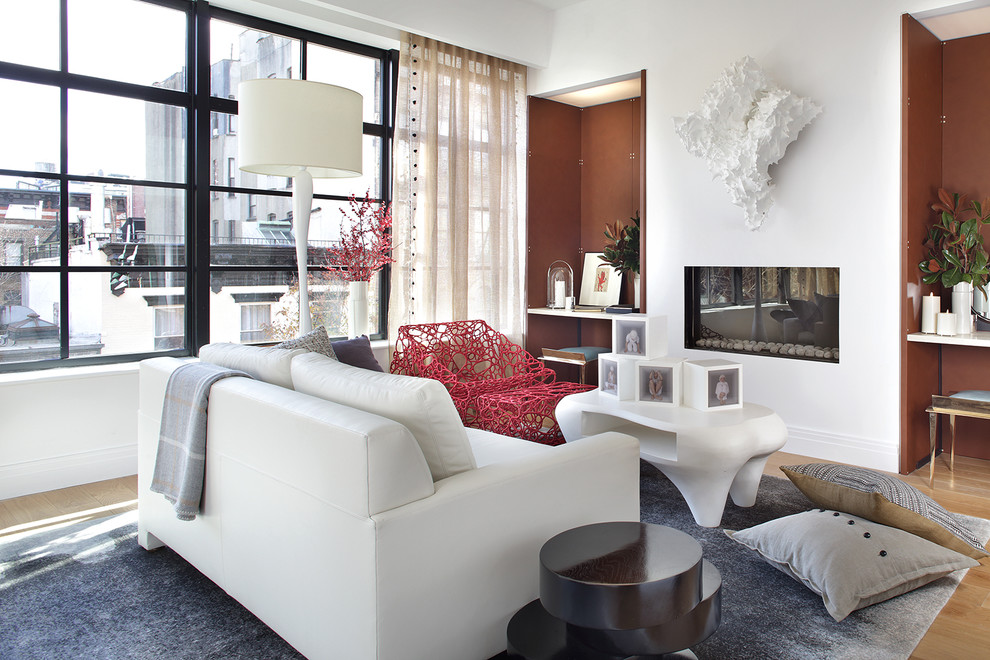 Großes Modernes Hauptschlafzimmer mit weißer Wandfarbe, hellem Holzboden und Kamin in New York