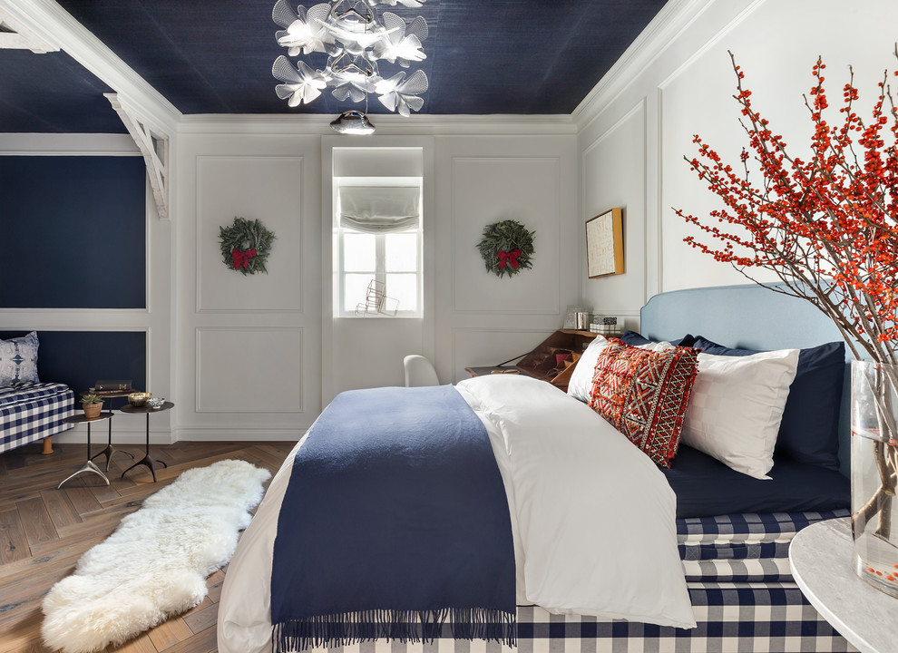 Mittelgroßes Klassisches Hauptschlafzimmer mit weißer Wandfarbe, braunem Holzboden und braunem Boden in New York