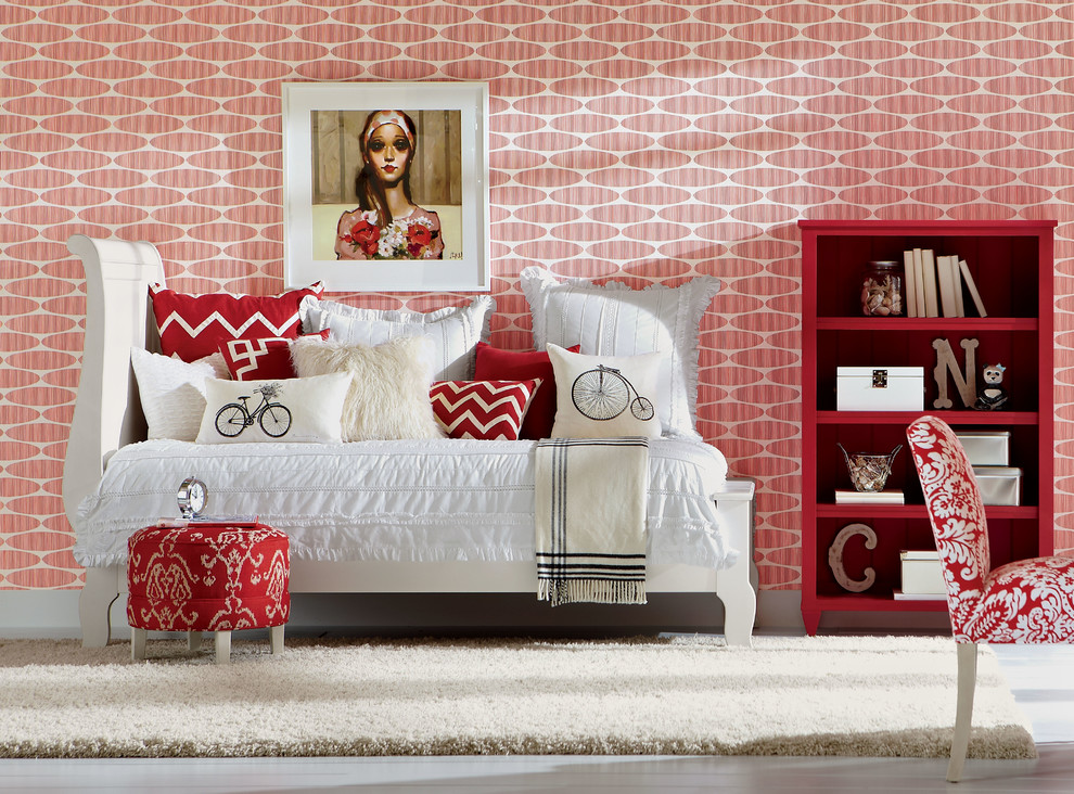 ニューヨークにある中くらいなシャビーシック調のおしゃれな客用寝室 (赤い壁、暖炉なし) のインテリア