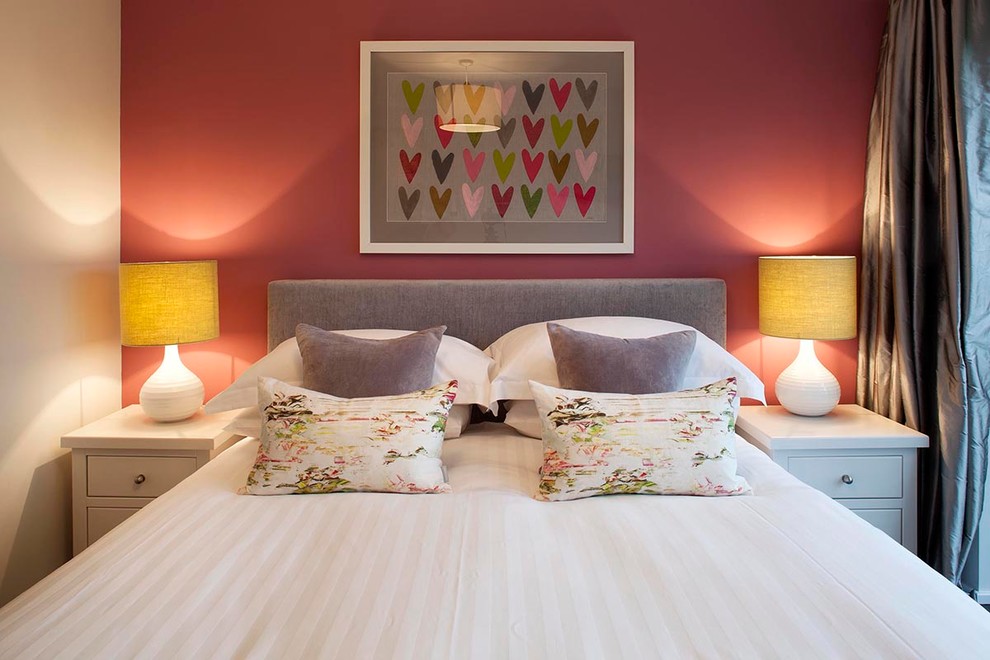 Idee per una camera degli ospiti tradizionale di medie dimensioni con nessun camino e pareti rosa