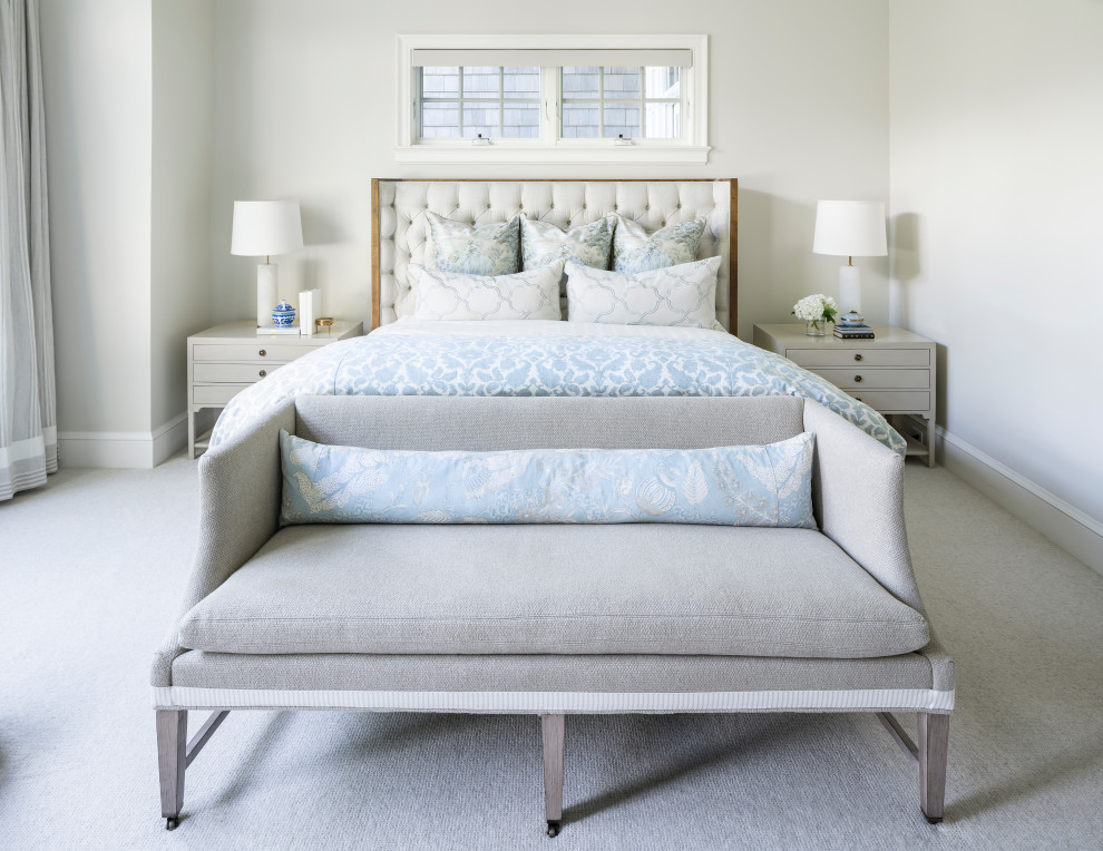 Стильный дизайн: хозяйская спальня среднего размера в стиле неоклассика (современная классика) с серыми стенами, ковровым покрытием и серым полом - последний тренд