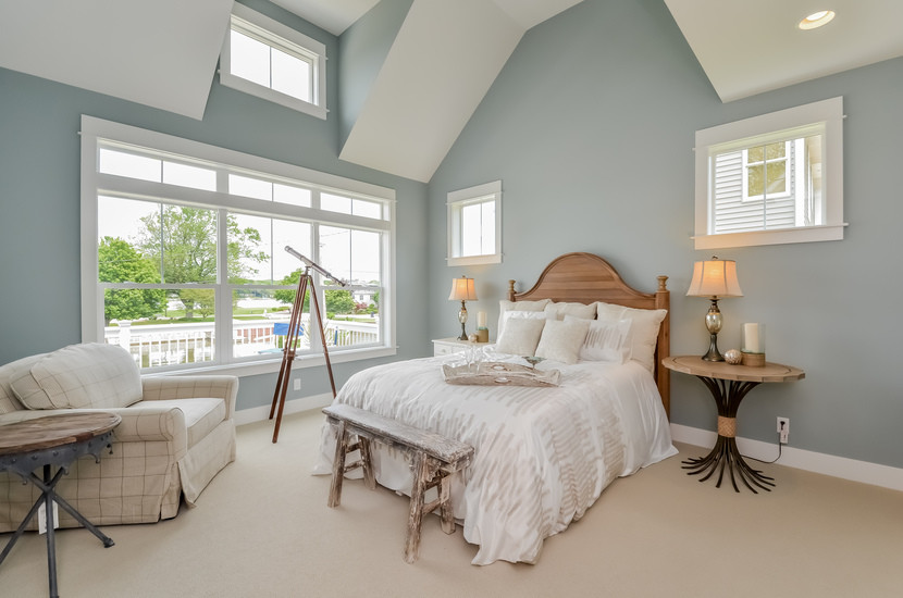 Свежая идея для дизайна: большая хозяйская спальня в морском стиле с синими стенами и ковровым покрытием - отличное фото интерьера