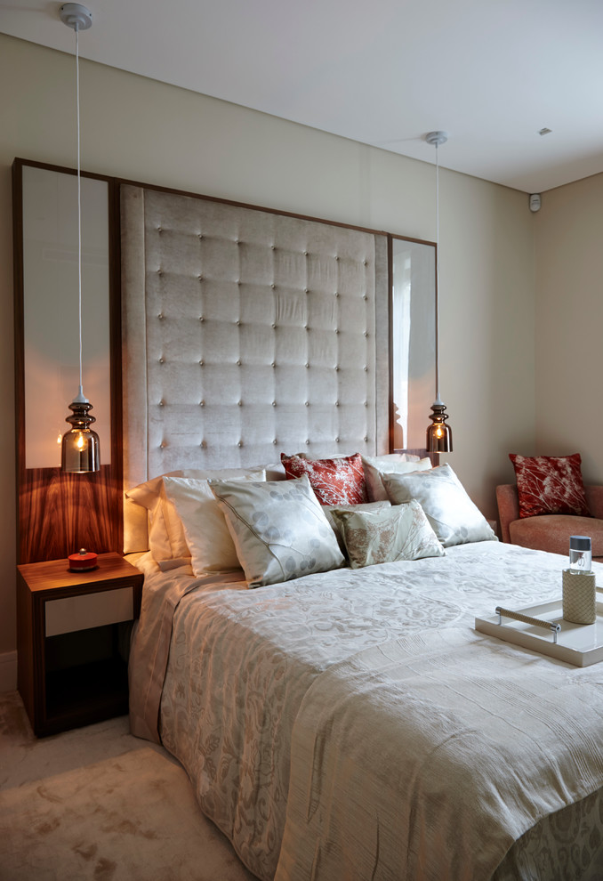 На фото: гостевая спальня среднего размера, (комната для гостей) в современном стиле с бежевыми стенами и ковровым покрытием с