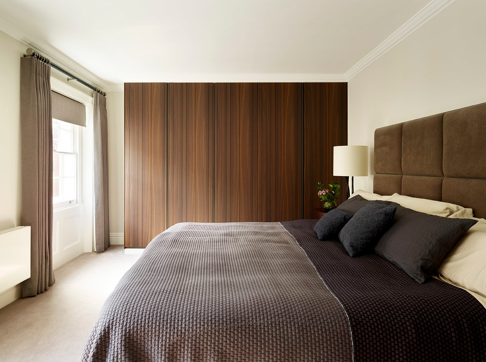 Стильный дизайн: большая хозяйская спальня в современном стиле с бежевыми стенами и ковровым покрытием - последний тренд
