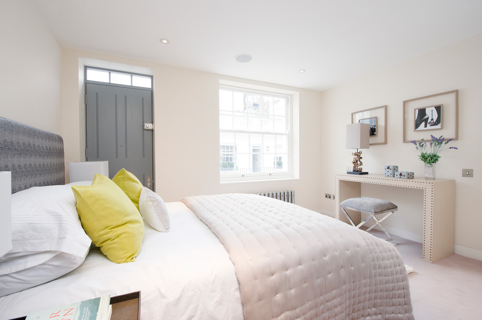 ロンドンにある中くらいなコンテンポラリースタイルのおしゃれな主寝室 (白い壁、カーペット敷き) のインテリア
