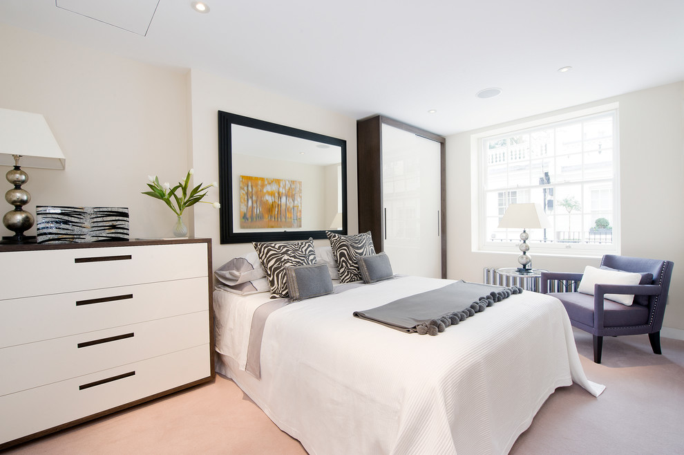 Bedroom - mid-sized contemporary guest carpeted bedroom idea in London