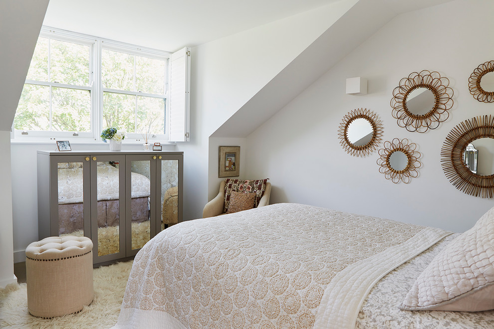 ロンドンにあるトランジショナルスタイルのおしゃれな寝室 (白い壁、グレーとブラウン)