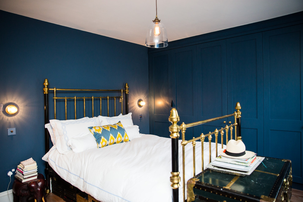 На фото: маленькая хозяйская спальня в классическом стиле с синими стенами для на участке и в саду