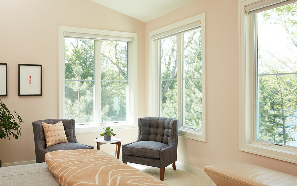 Ejemplo de dormitorio principal vintage grande con paredes rosas, moqueta y suelo beige