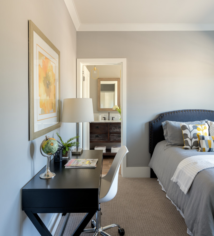На фото: гостевая спальня среднего размера, (комната для гостей) в стиле неоклассика (современная классика) с серыми стенами и ковровым покрытием с