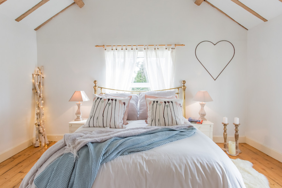 Пример оригинального дизайна: спальня в скандинавском стиле с белыми стенами, паркетным полом среднего тона и коричневым полом