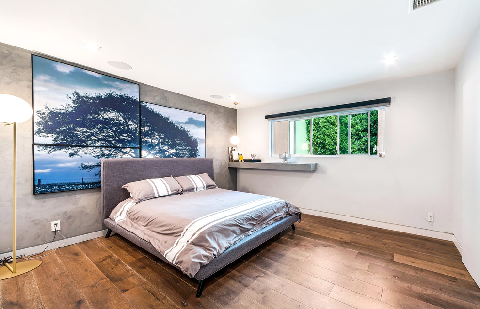 Foto de habitación de invitados retro grande sin chimenea con paredes grises y suelo de madera clara