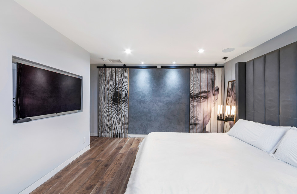 Großes Retro Hauptschlafzimmer ohne Kamin mit grauer Wandfarbe und hellem Holzboden in Los Angeles