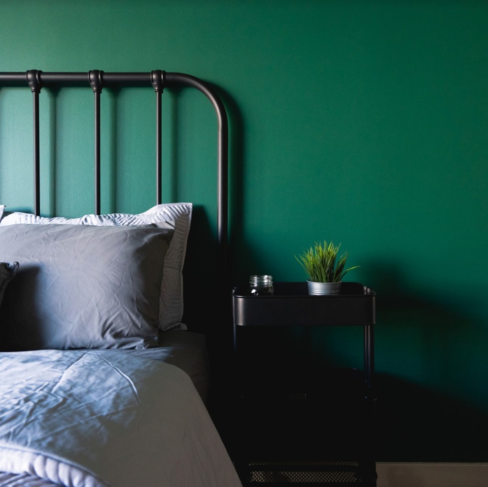Идея дизайна: маленькая спальня на антресоли в стиле лофт с зелеными стенами, бетонным полом и серым полом без камина для на участке и в саду