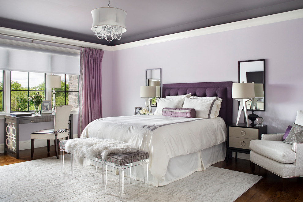Klassisches Hauptschlafzimmer ohne Kamin mit lila Wandfarbe und dunklem Holzboden in Philadelphia