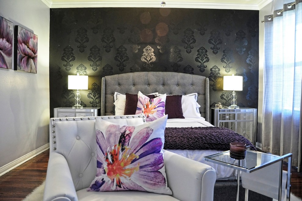 Imagen de dormitorio principal pequeño con paredes negras y suelo de madera en tonos medios
