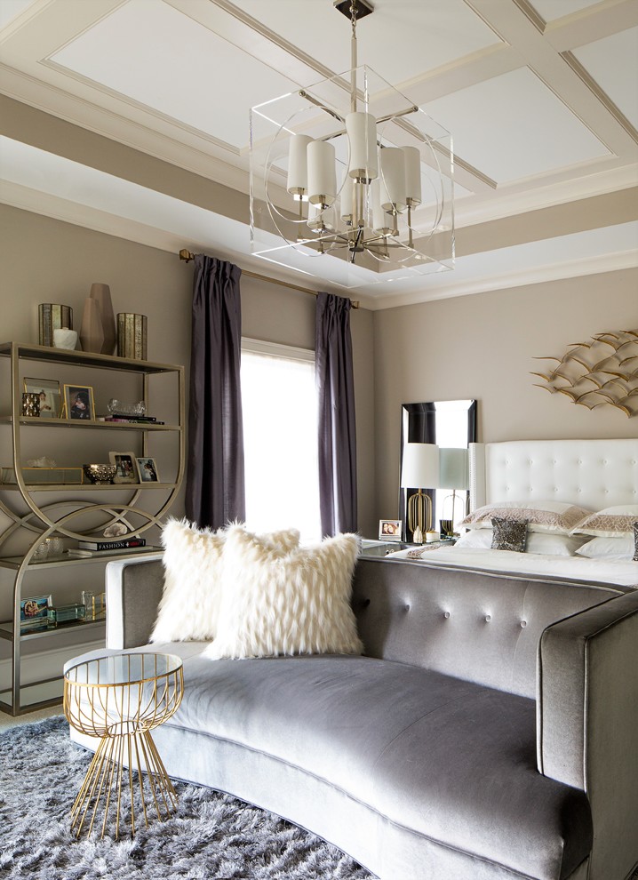 Источник вдохновения для домашнего уюта: большая хозяйская спальня в современном стиле с серыми стенами, ковровым покрытием и белым полом