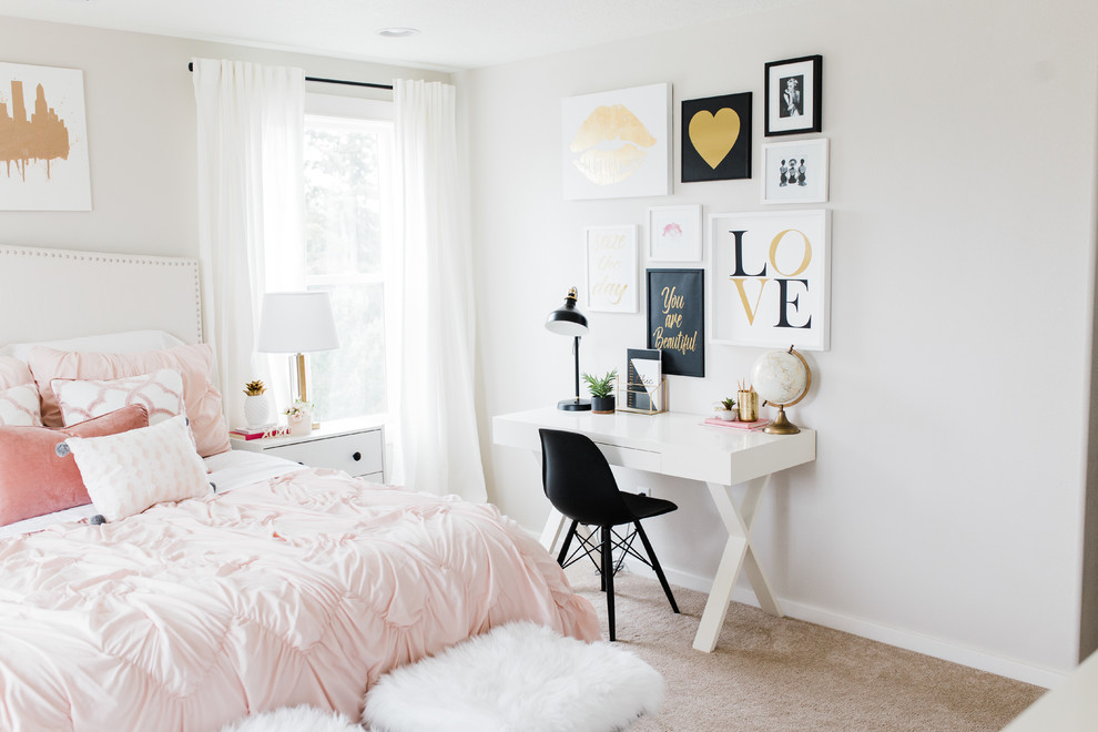 Idée de décoration pour une grande chambre avec moquette grise et rose tradition avec un mur gris, aucune cheminée et un sol beige.
