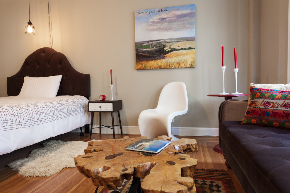 Kleines Eklektisches Gästezimmer ohne Kamin mit beiger Wandfarbe und braunem Holzboden in San Francisco