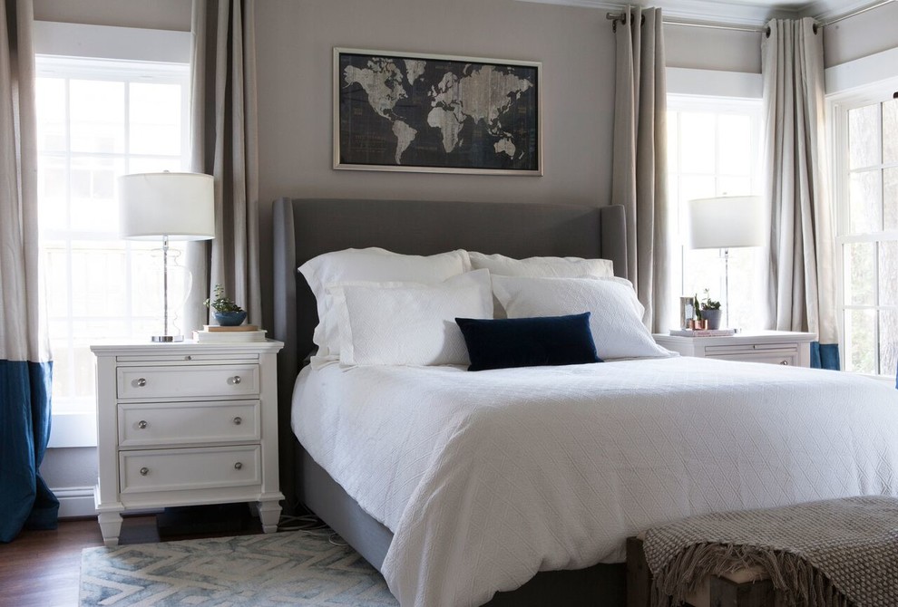 Идея дизайна: хозяйская спальня среднего размера в стиле фьюжн с серыми стенами, паркетным полом среднего тона и коричневым полом без камина