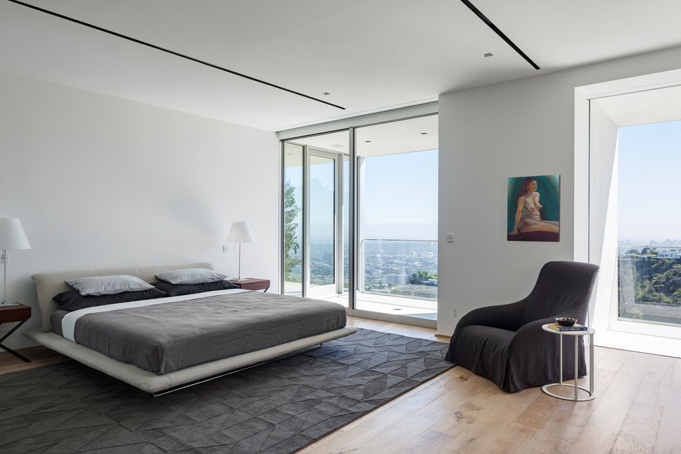 На фото: спальня в стиле модернизм с белыми стенами, светлым паркетным полом и бежевым полом