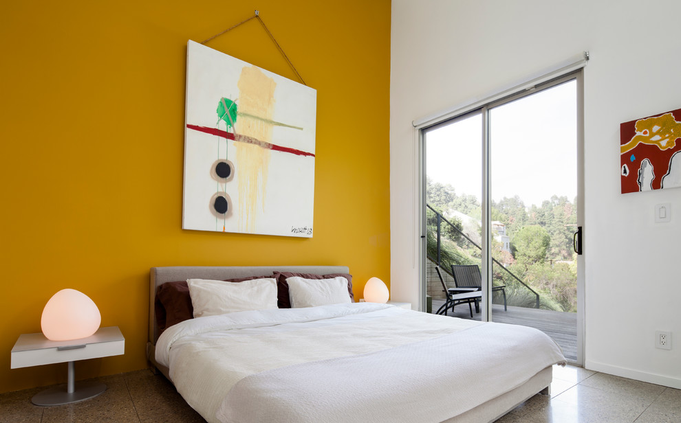 ロサンゼルスにある中くらいなモダンスタイルのおしゃれな客用寝室 (黄色い壁、セラミックタイルの床、暖炉なし) のレイアウト