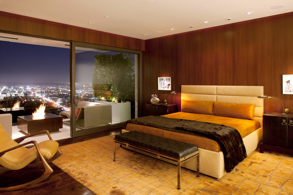 Идея дизайна: хозяйская спальня в современном стиле с коричневыми стенами и темным паркетным полом