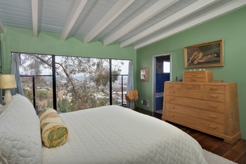 Idéer för ett eklektiskt sovrum, med gröna väggar och mellanmörkt trägolv