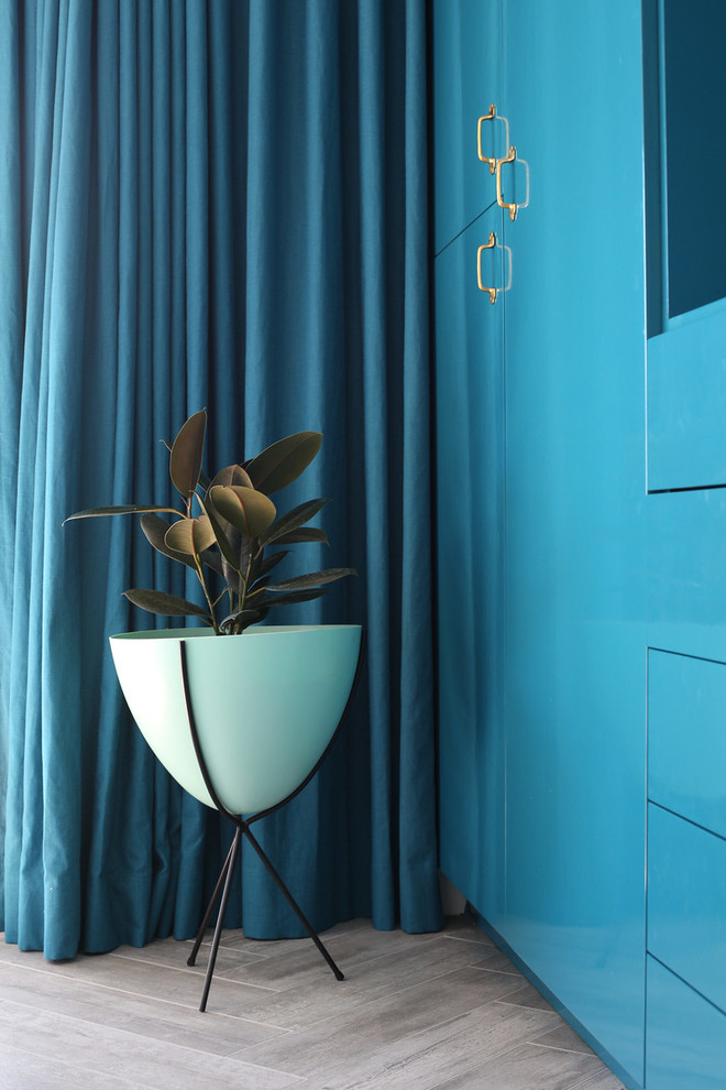 Mittelgroßes Modernes Schlafzimmer mit blauer Wandfarbe in Los Angeles