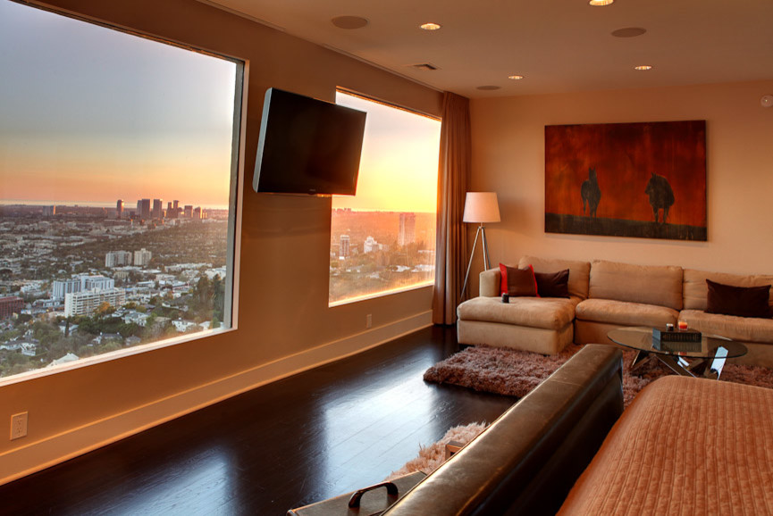 Mittelgroßes Modernes Hauptschlafzimmer mit beiger Wandfarbe und dunklem Holzboden in Los Angeles
