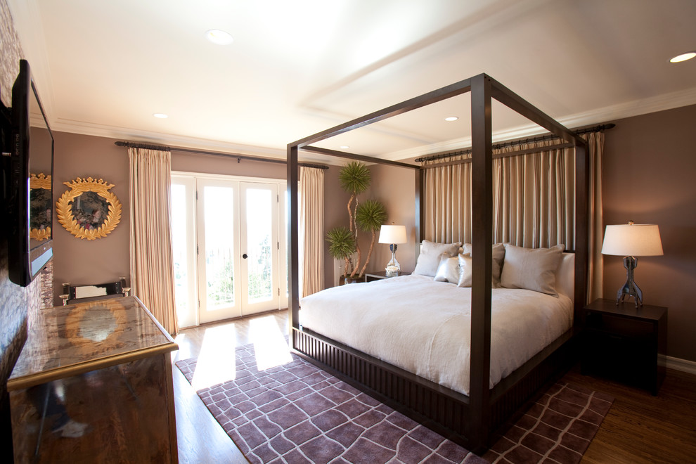 Esempio di una camera da letto tradizionale con pavimento in legno massello medio e pareti marroni