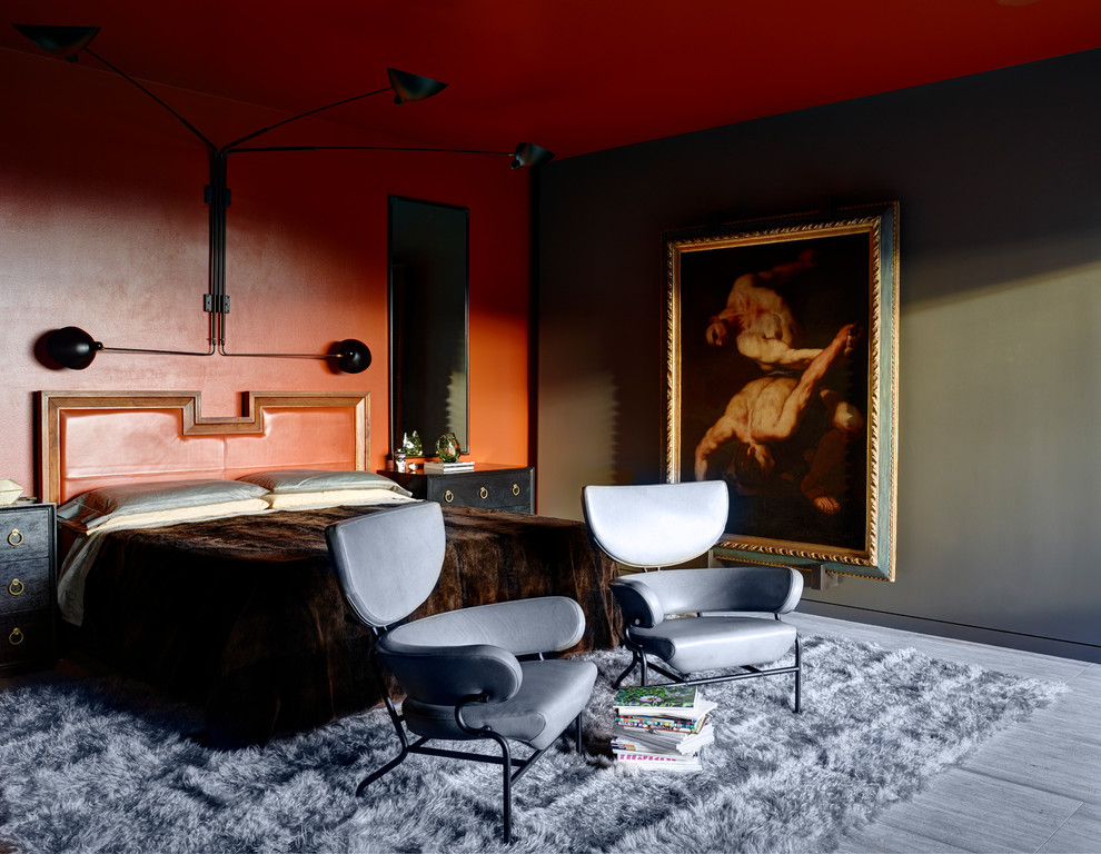 ロサンゼルスにあるエクレクティックスタイルのおしゃれな主寝室 (赤い壁、グレーの床) のレイアウト