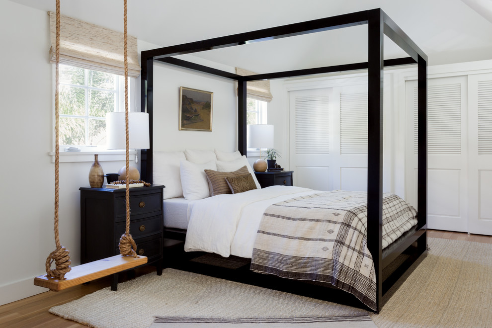 Inspiration för ett vintage sovrum, med vita väggar och ljust trägolv