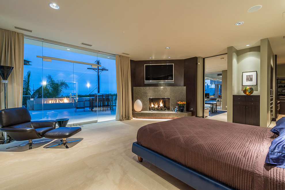 На фото: спальня в современном стиле с коричневыми стенами, ковровым покрытием, угловым камином и бежевым полом