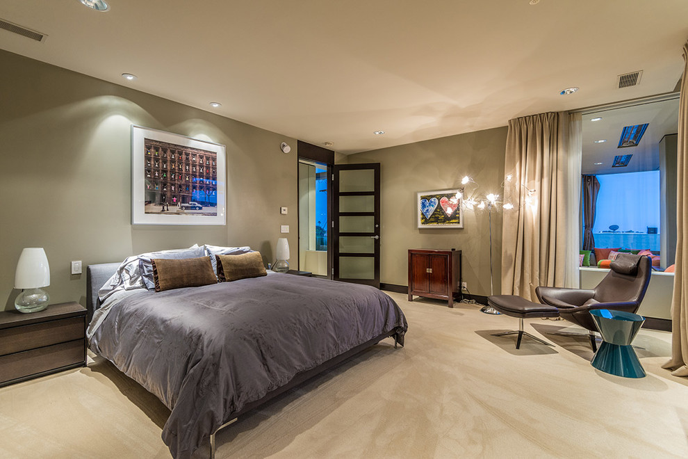 На фото: спальня в современном стиле с коричневыми стенами и ковровым покрытием