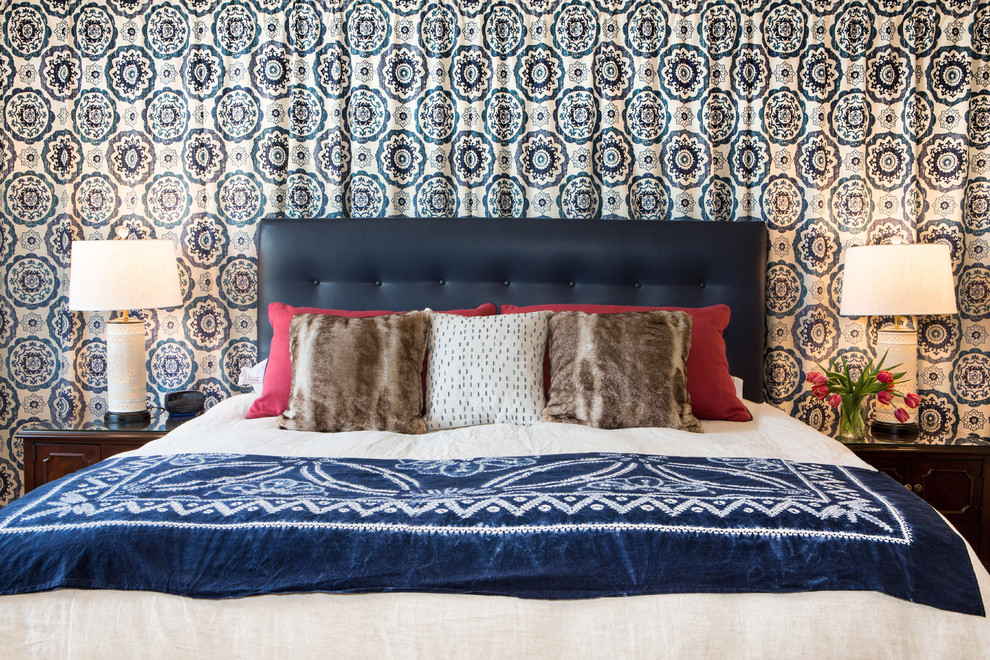 Ejemplo de dormitorio principal contemporáneo de tamaño medio con paredes azules, suelo de madera clara, chimenea de doble cara y marco de chimenea de baldosas y/o azulejos