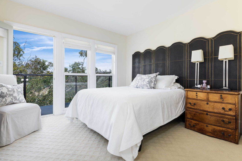 ロサンゼルスにあるトランジショナルスタイルのおしゃれな寝室 (白い壁、カーペット敷き、ベージュの床)