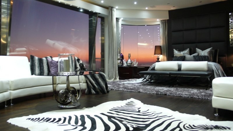 Mittelgroßes Modernes Hauptschlafzimmer ohne Kamin mit weißer Wandfarbe, dunklem Holzboden und braunem Boden in Los Angeles
