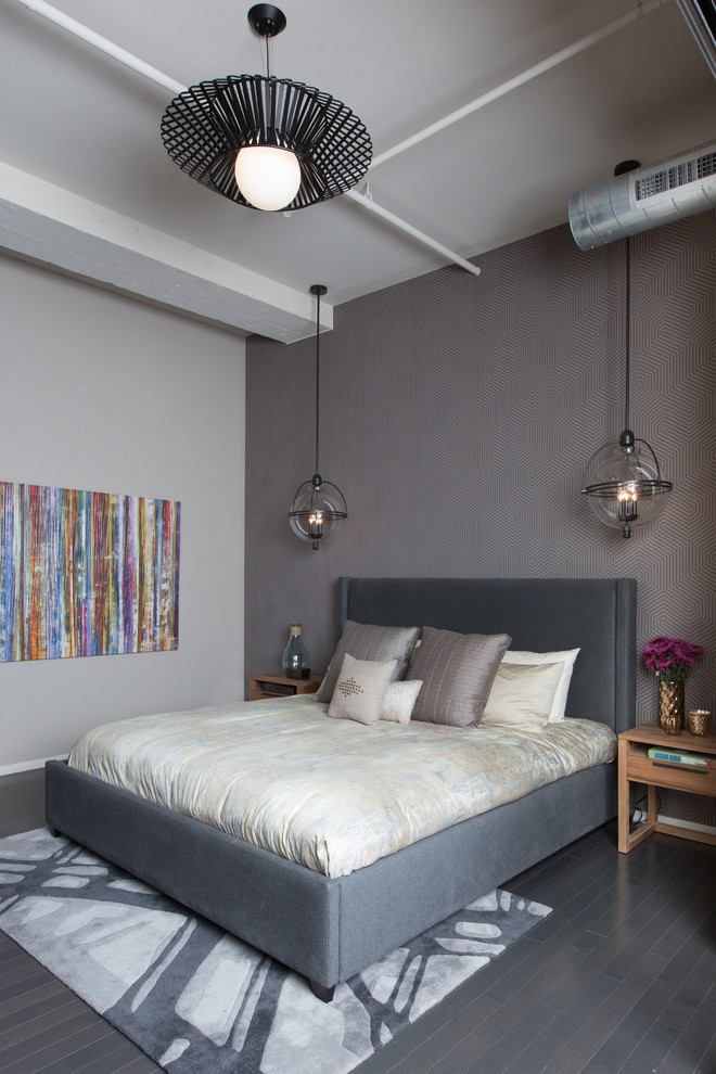 Idéer för att renovera ett mellanstort industriellt sovrum, med beige väggar och mörkt trägolv