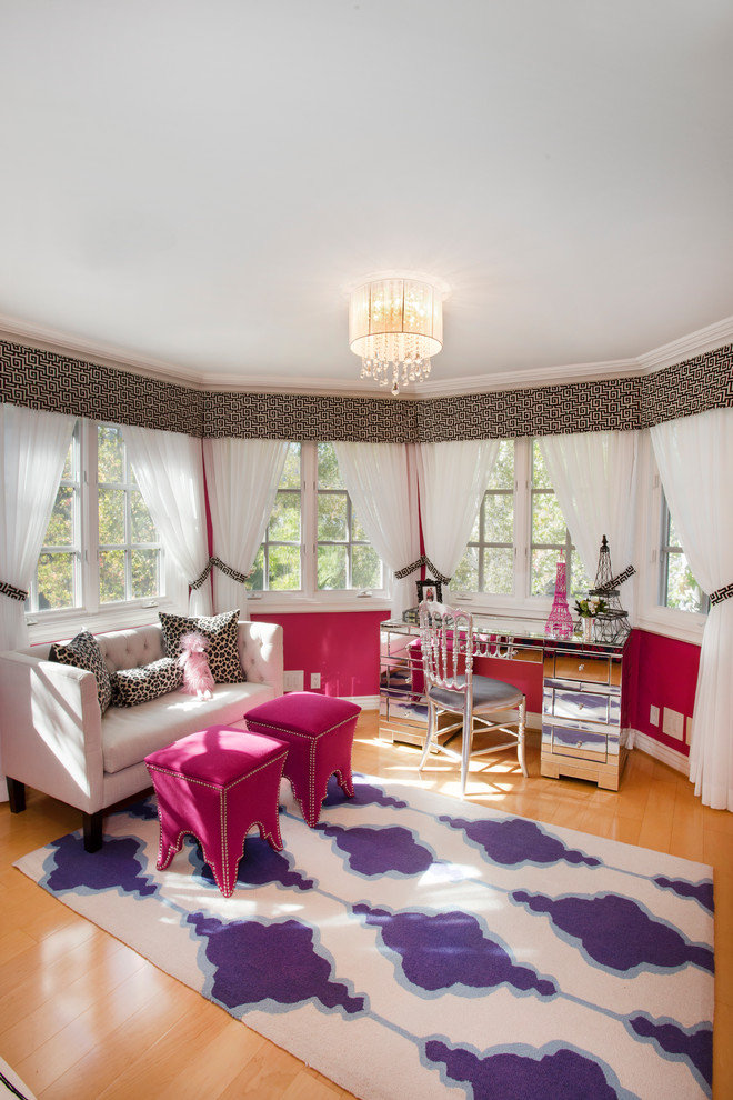 Foto di una camera matrimoniale eclettica di medie dimensioni con pareti rosa e parquet chiaro
