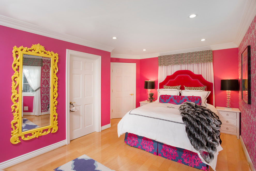 Mittelgroßes Stilmix Hauptschlafzimmer mit rosa Wandfarbe und hellem Holzboden in Los Angeles