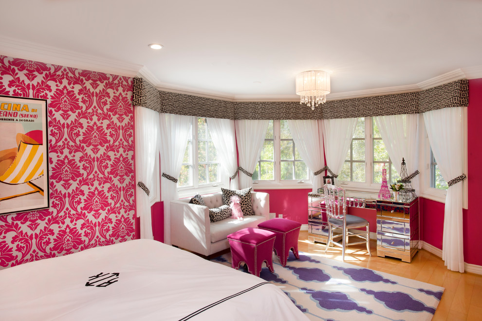 Inspiration pour une chambre parentale bohème de taille moyenne avec un mur rose et parquet clair.