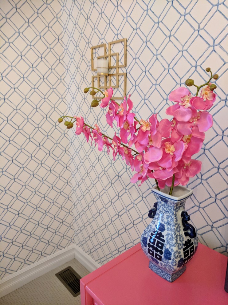 Modelo de habitación de invitados retro con paredes azules, moqueta y suelo beige